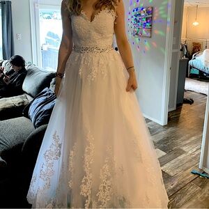 Wedding dress size 4 lace up back hand embroidered custom made never worn